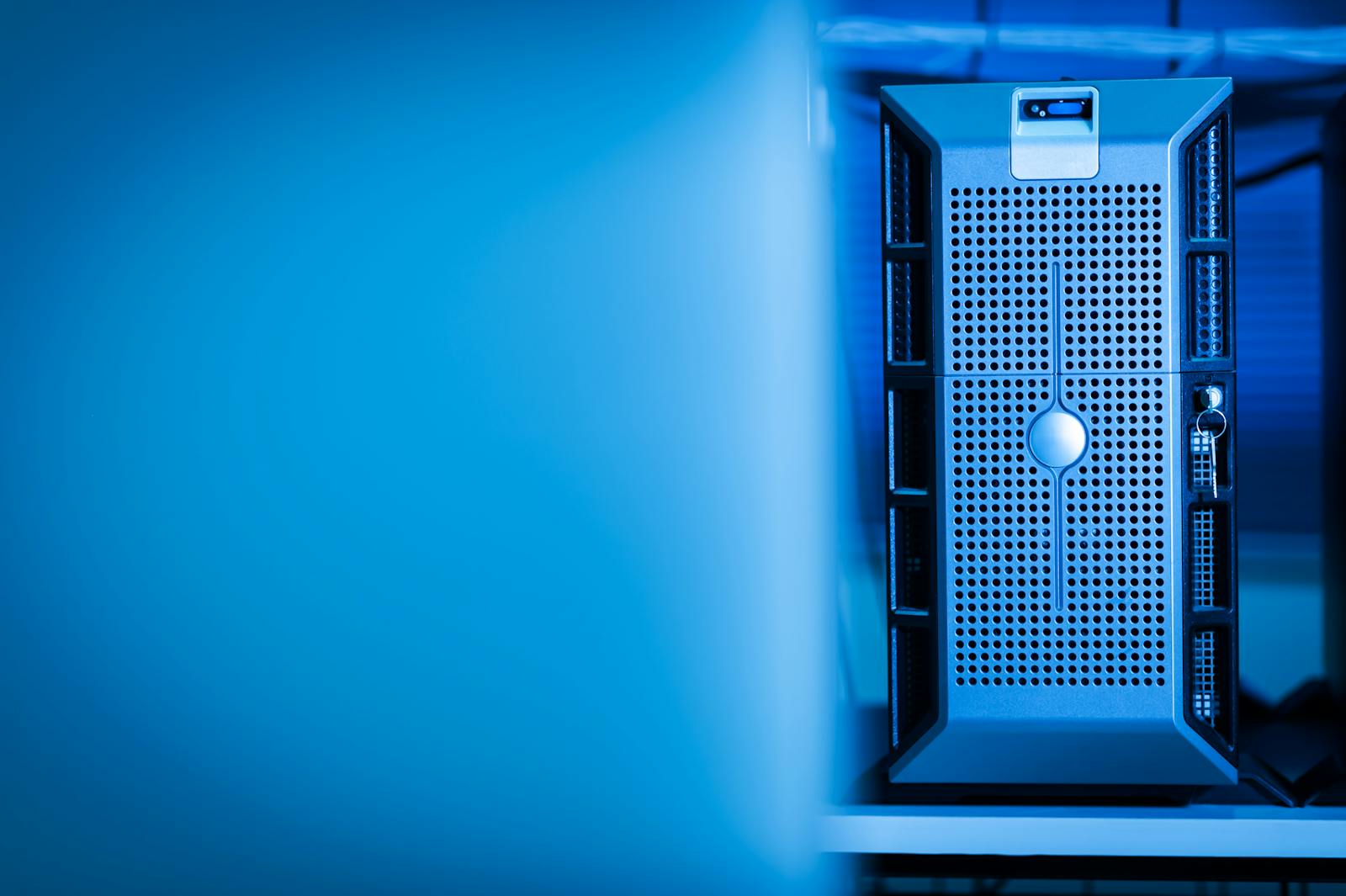 Serverovna komerční budovy se strukturovanou kabeláží a datovými rozvody